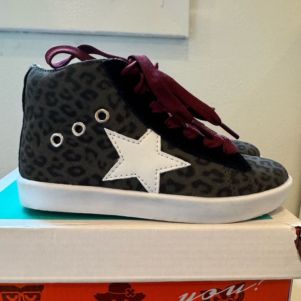 Girls size 12 Hoo Arias Star High Top fashion sneakers. Leopard print.